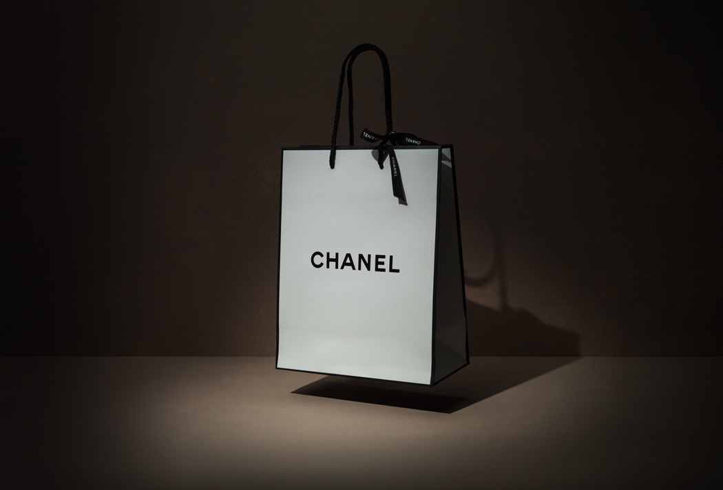 Chanel_packaging_woman